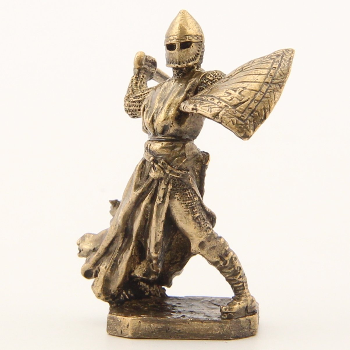 Бронзовая статуэтка Рыцарь с мечом и щитом (серия Крестоносцы под стенами Акры)Фото 15256-02.jpg