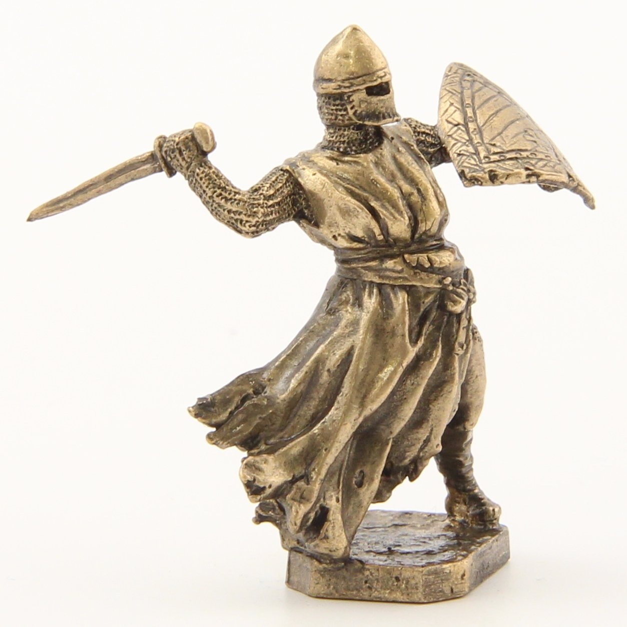 Бронзовая статуэтка Рыцарь с мечом и щитом (серия Крестоносцы под стенами Акры)Фото 15256-04.jpg