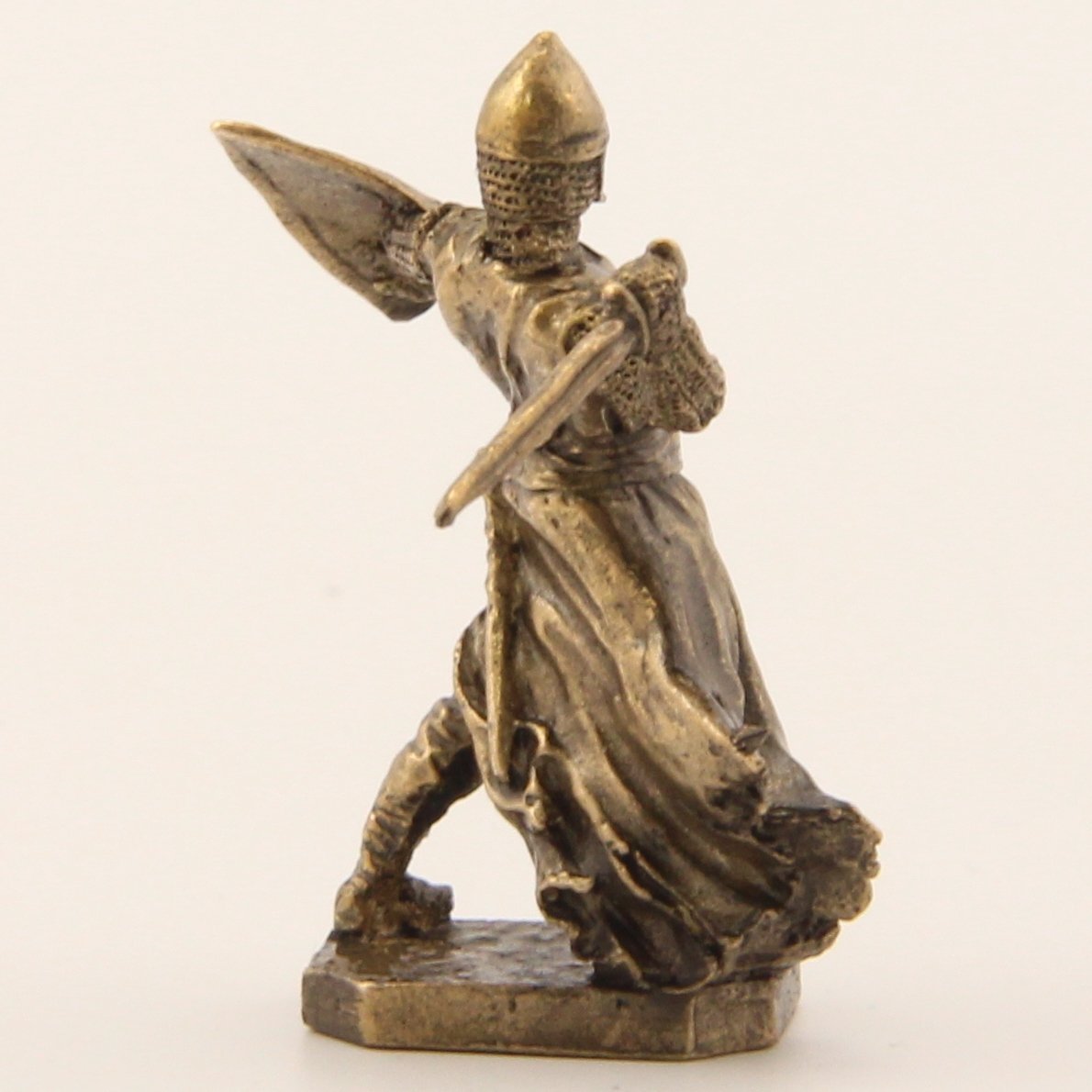Бронзовая статуэтка Рыцарь с мечом и щитом (серия Крестоносцы под стенами Акры)Фото 15256-06.jpg