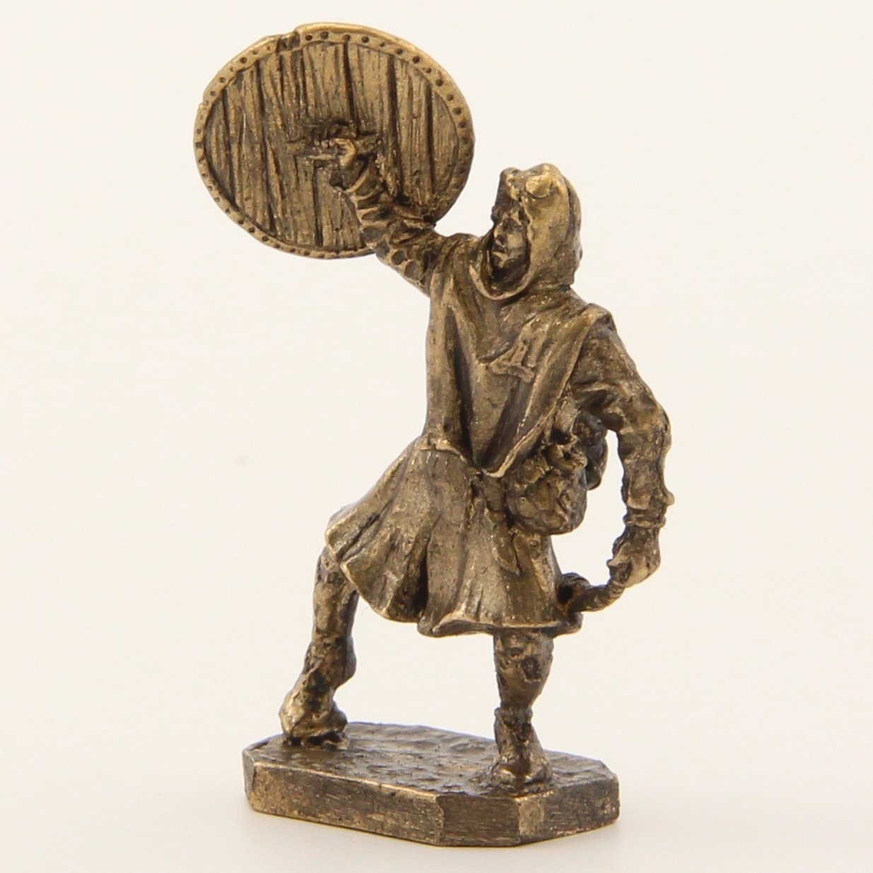 Бронзовая статуэтка Воин со щитом и пращей (серия Крестоносцы под стенами Акры)Фото 15257-02.jpg