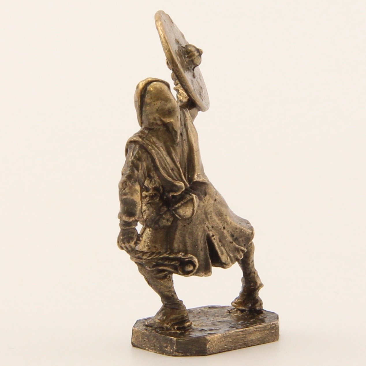 Бронзовая статуэтка Воин со щитом и пращей (серия Крестоносцы под стенами Акры)Фото 15257-03.jpg