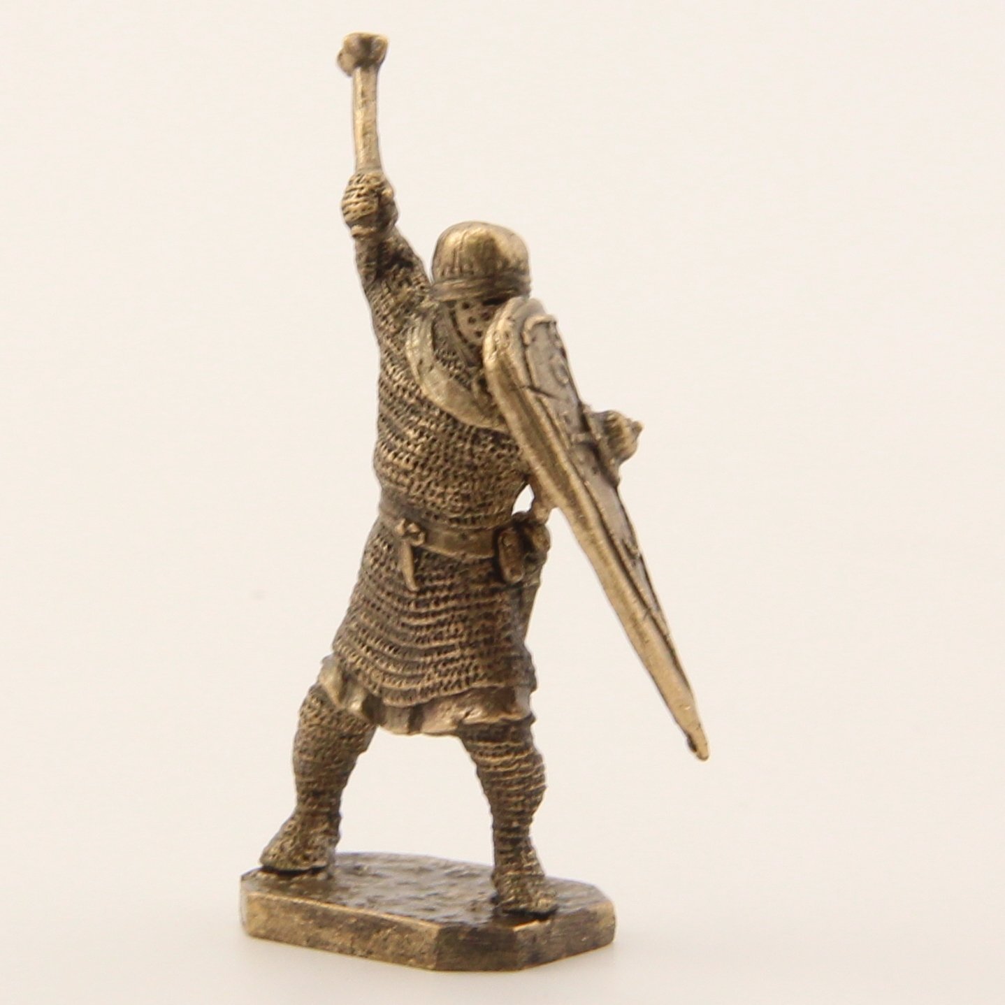 Бронзовая статуэтка Воин с перначем и щитом (серия Крестоносцы под стенами Акры)Фото 15258-02.jpg