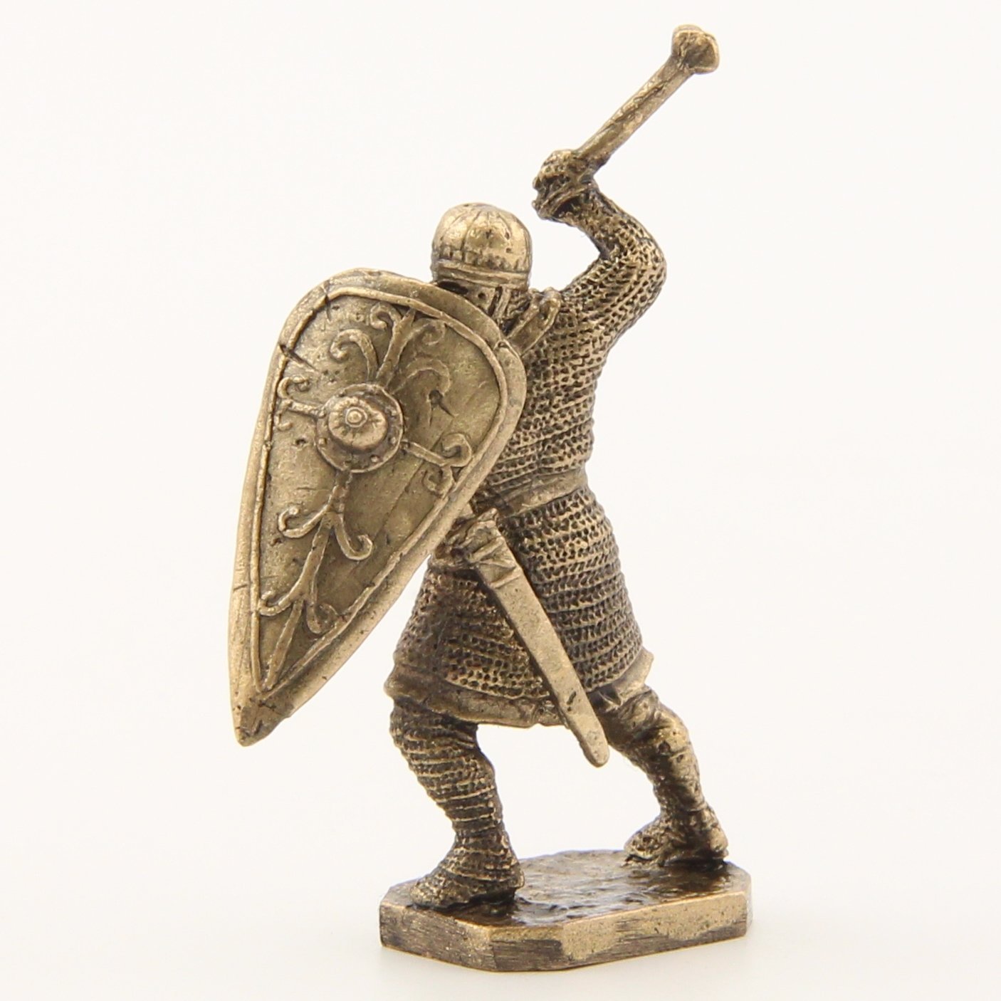 Бронзовая статуэтка Воин с перначем и щитом (серия Крестоносцы под стенами Акры)Фото 15258-03.jpg