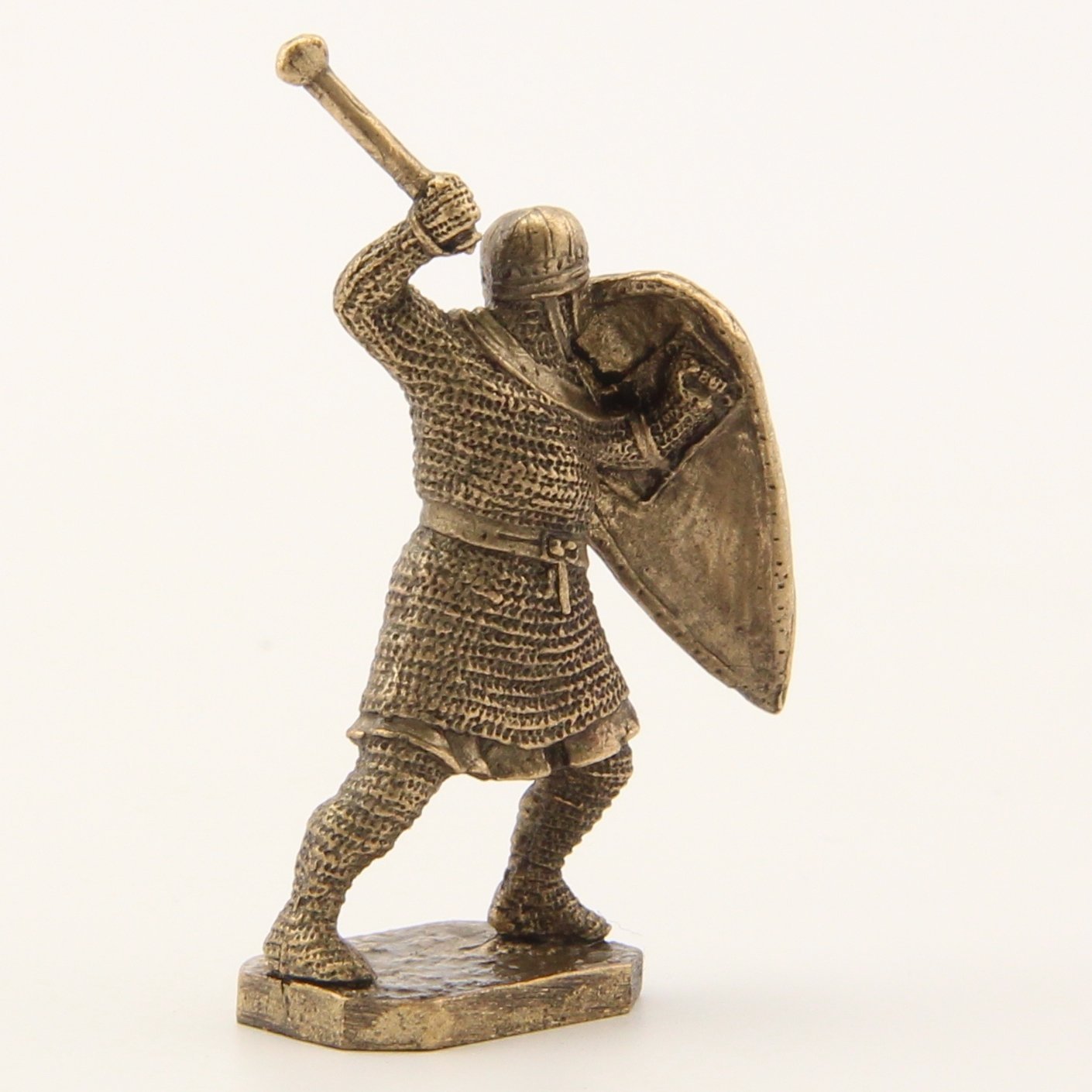 Бронзовая статуэтка Воин с перначем и щитом (серия Крестоносцы под стенами Акры)Фото 15258-05.jpg