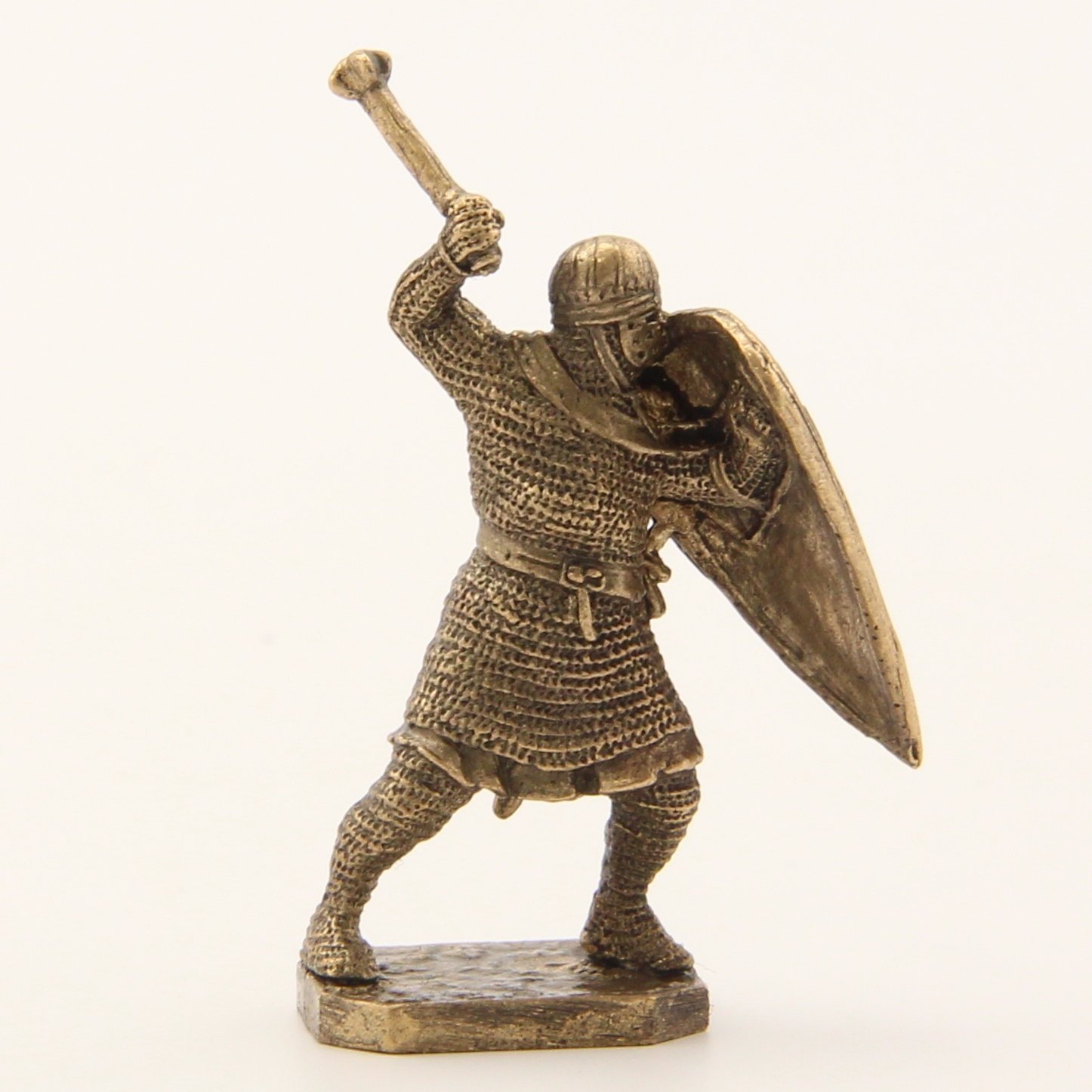 Бронзовая статуэтка Воин с перначем и щитом (серия Крестоносцы под стенами Акры)Фото 15258-06.jpg