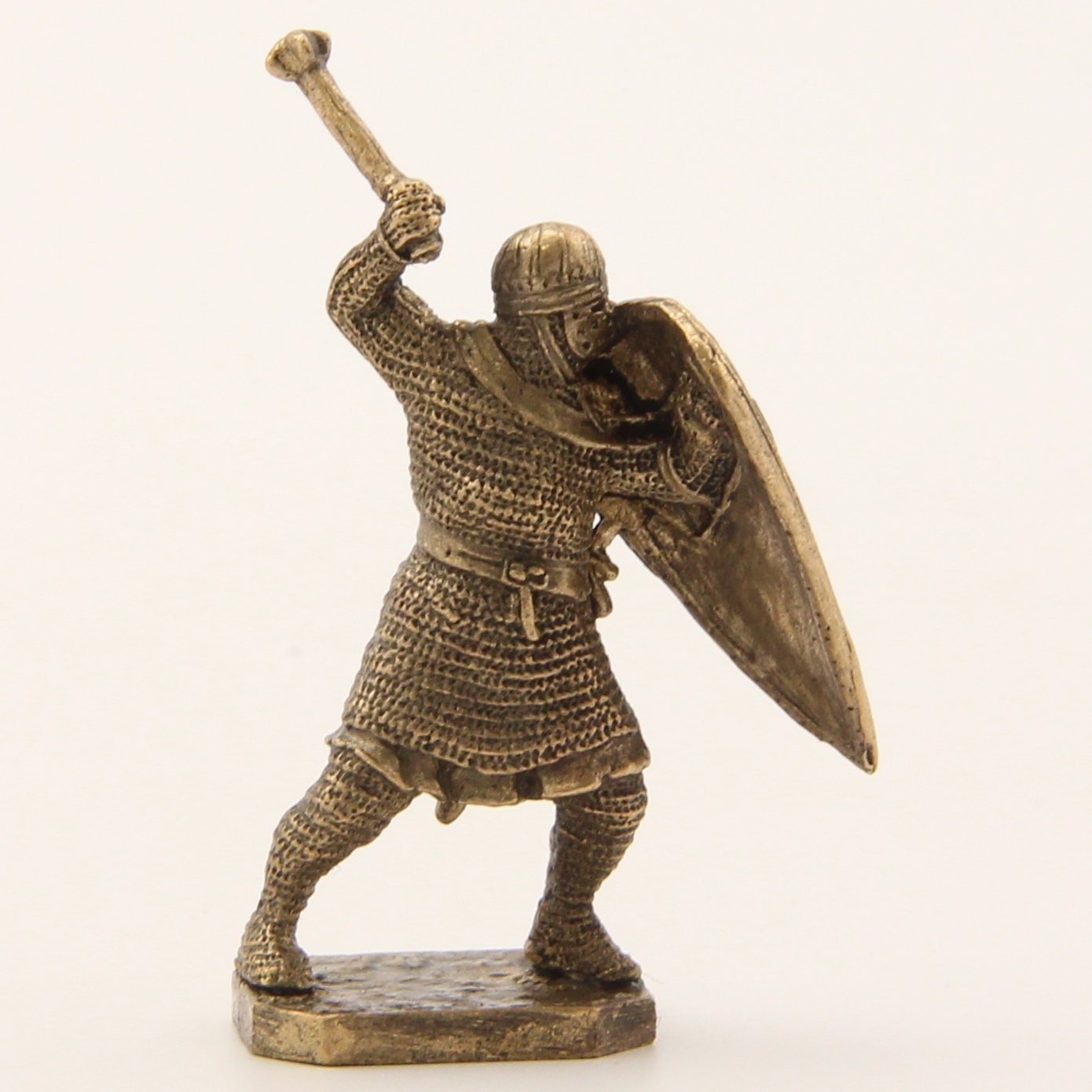 Бронзовая статуэтка Воин с перначем и щитом (серия Крестоносцы под стенами Акры)Фото 15258-07.jpg