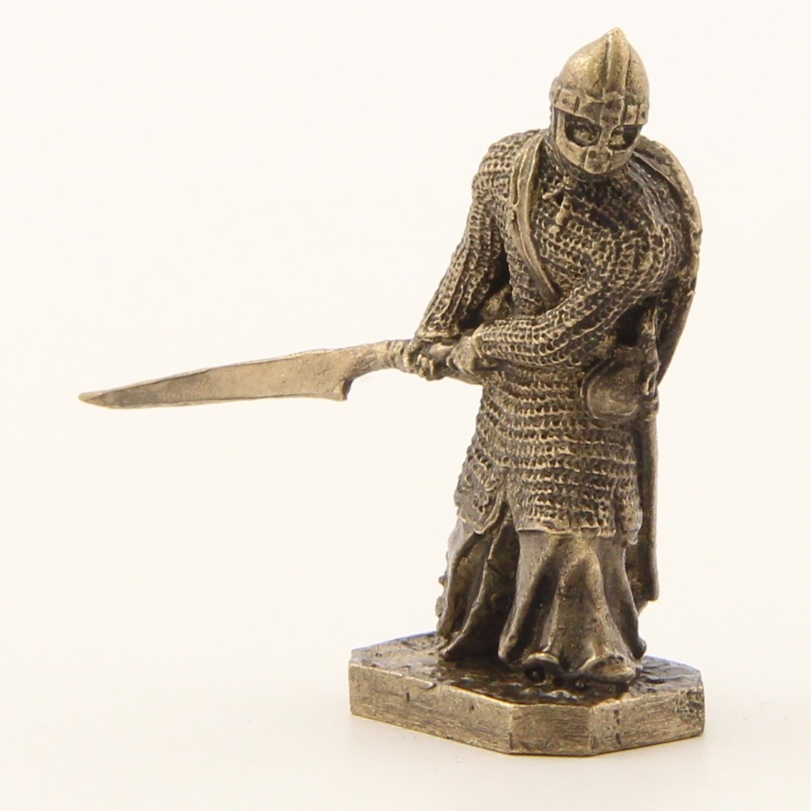 Бронзовая статуэтка Рыцарь с глефой (серия Крестоносцы под стенами Акры Часть 2)Фото 15260-02.jpg