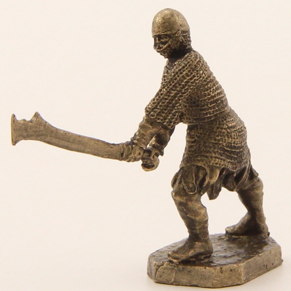 Бронзовая статуэтка Рыцарь с фальшионом (серия Крестоносцы под стенами Акры Часть 2)Фото 15261-03.jpg