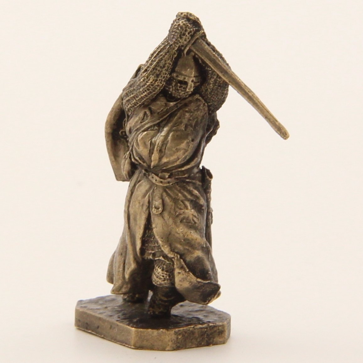 Бронзовая статуэтка Рыцарь колет мечем (серия Крестоносцы под стенами Акры Часть 2)Фото 15262-02.jpg