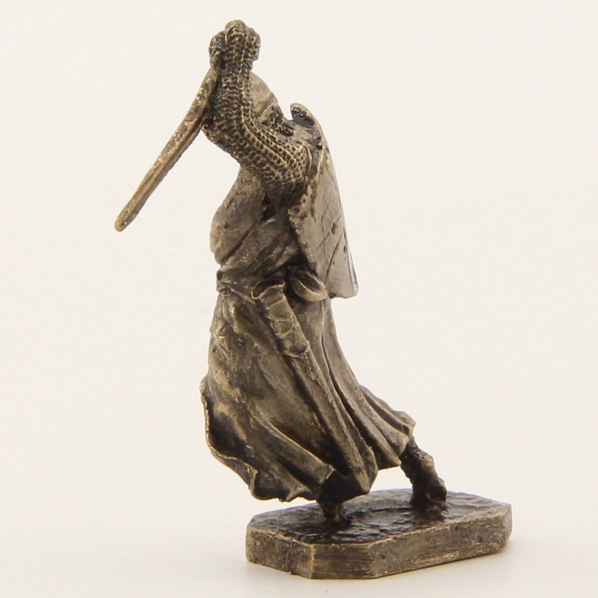 Бронзовая статуэтка Рыцарь колет мечем (серия Крестоносцы под стенами Акры Часть 2)Фото 15262-03.jpg