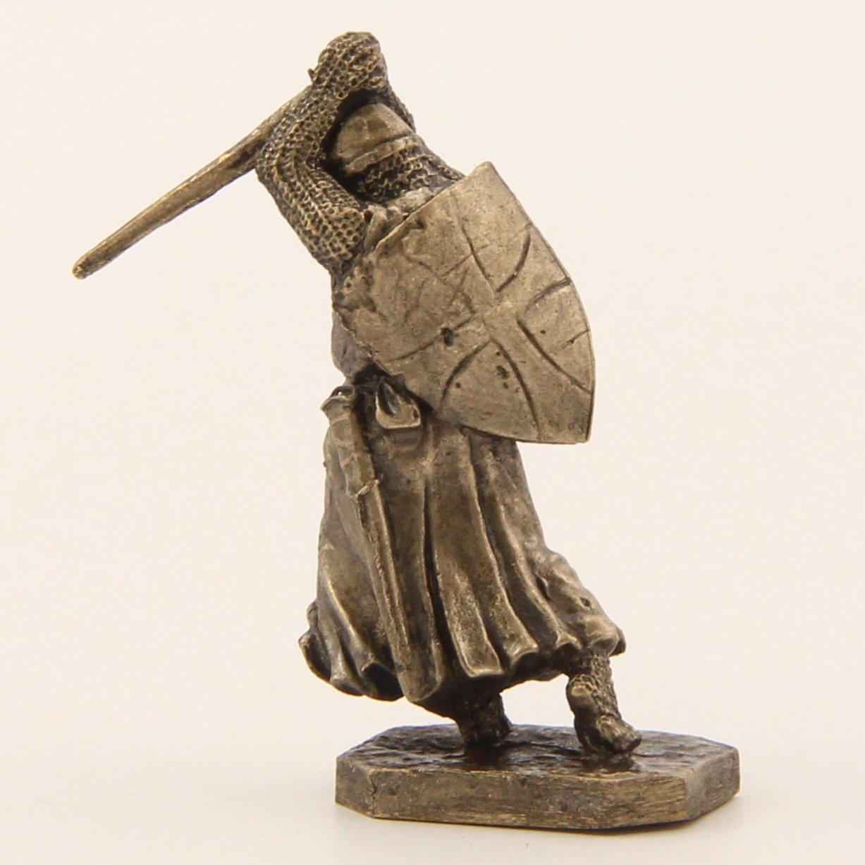 Бронзовая статуэтка Рыцарь колет мечем (серия Крестоносцы под стенами Акры Часть 2)Фото 15262-04.jpg