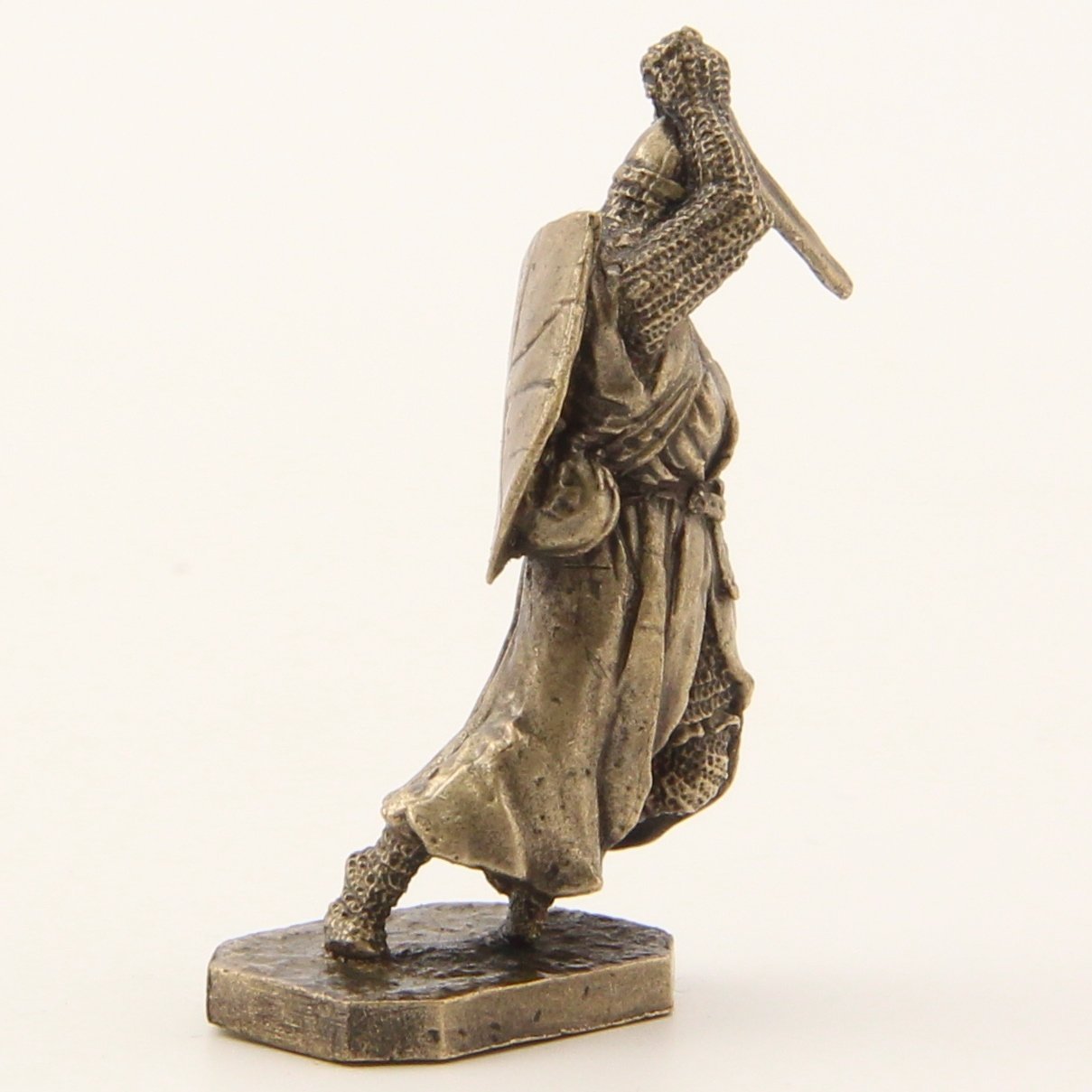 Бронзовая статуэтка Рыцарь колет мечем (серия Крестоносцы под стенами Акры Часть 2)Фото 15262-05.jpg