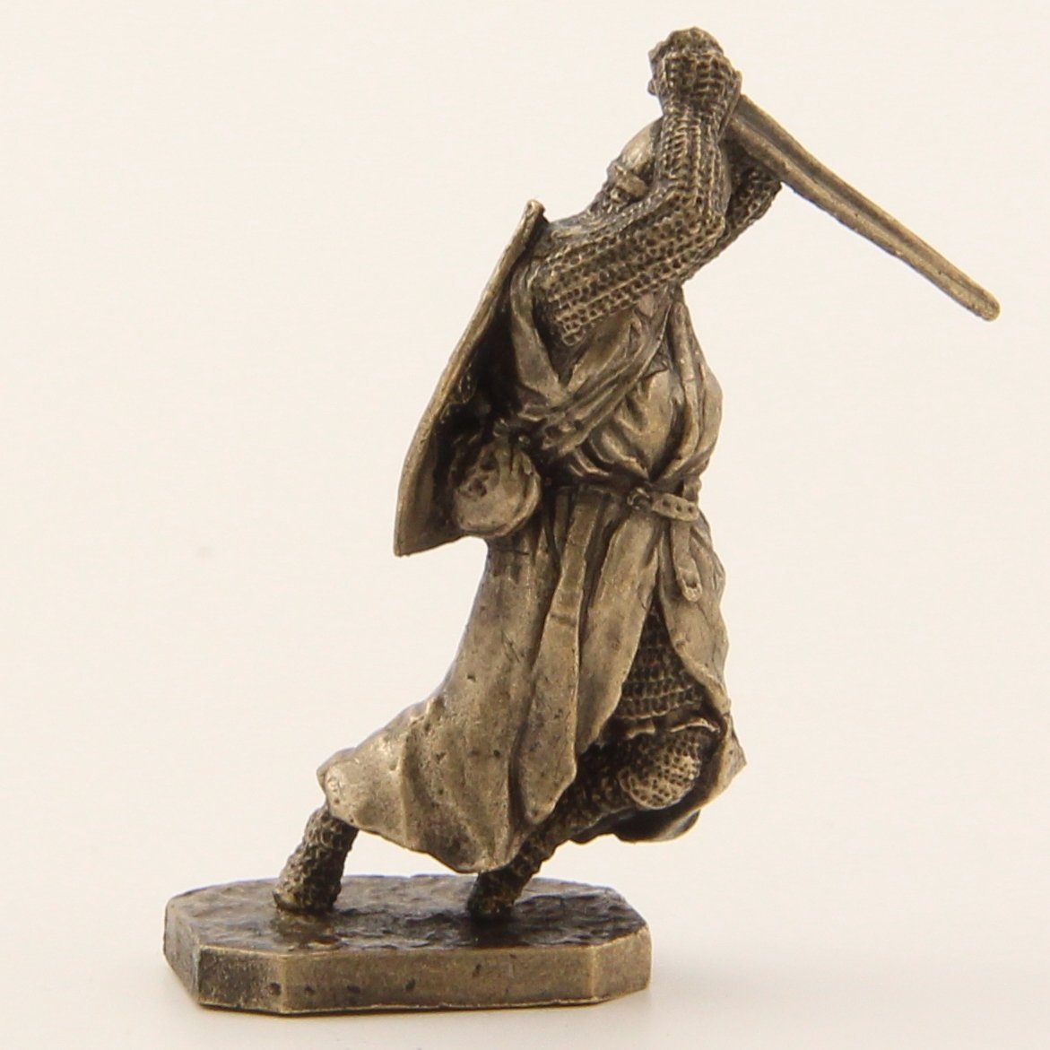 Бронзовая статуэтка Рыцарь колет мечем (серия Крестоносцы под стенами Акры Часть 2)Фото 15262-06.jpg