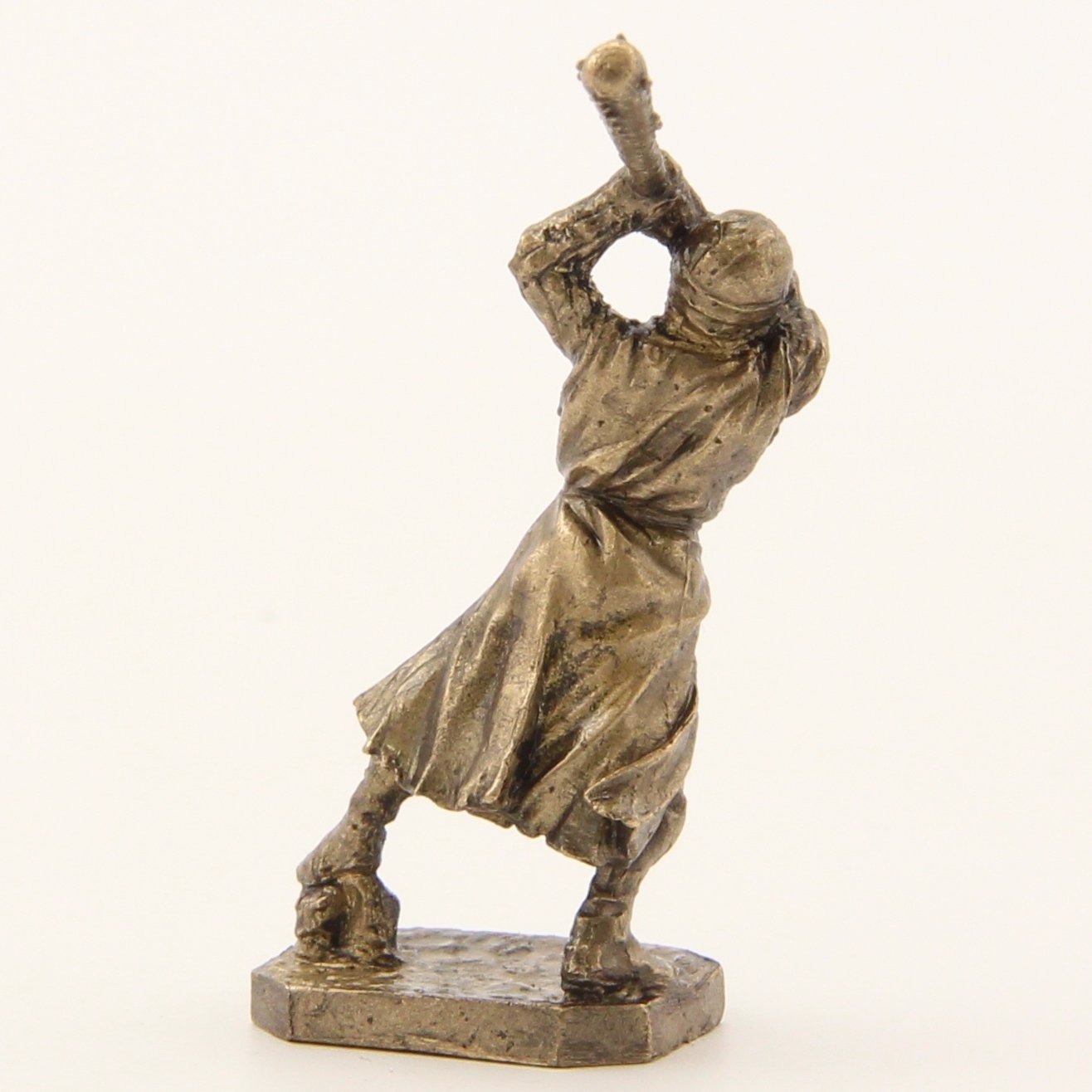 Бронзовая статуэтка Рыцарь с дубиной (серия Крестоносцы под стенами Акры Часть 2)Фото 15263-03.jpg