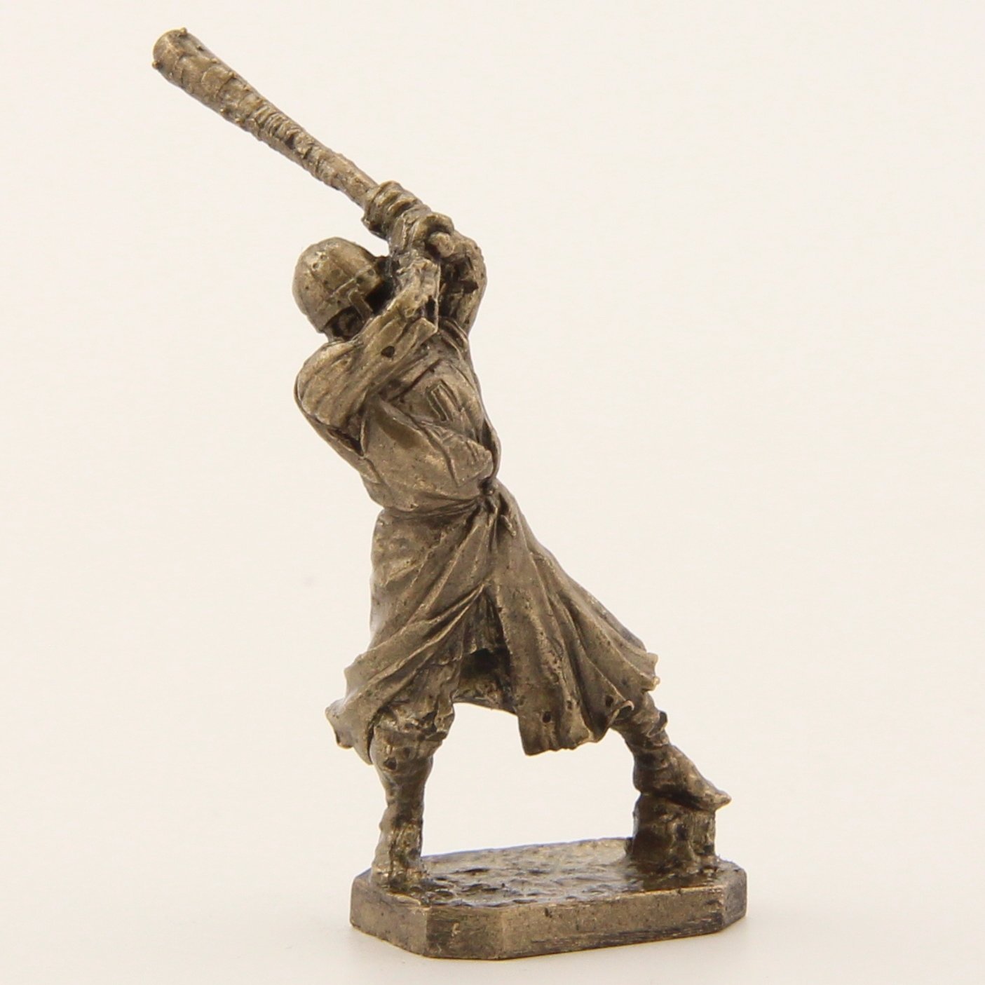 Бронзовая статуэтка Рыцарь с дубиной (серия Крестоносцы под стенами Акры Часть 2)Фото 15263-07.jpg