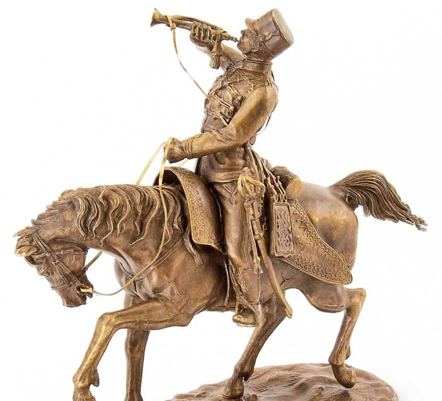 Бронзовая скульптура Гусар-трубач удерживает лошадь
