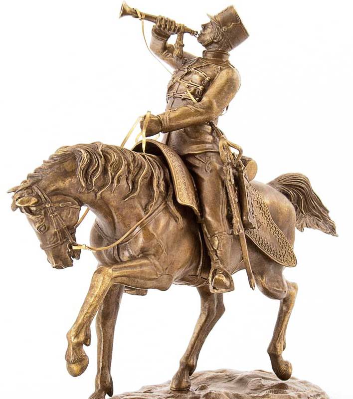 Бронзовая скульптура Гусар-трубач удерживает лошадьФото 15379-02.jpg
