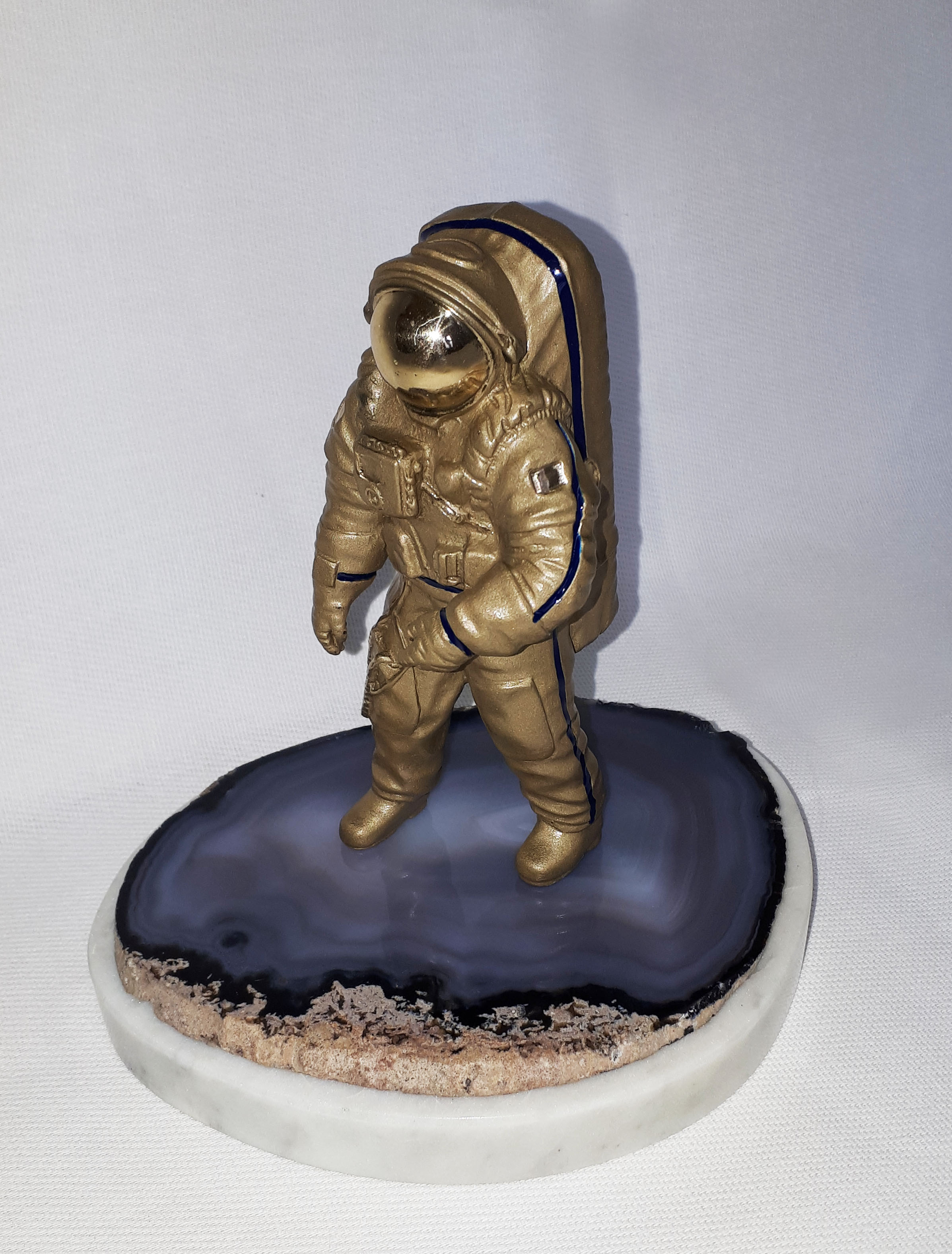 Бронзовая статуэтка Космонавт 2