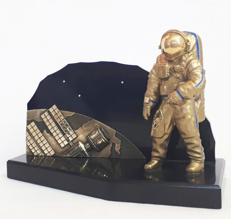 Бронзовая статуэтка В космосе