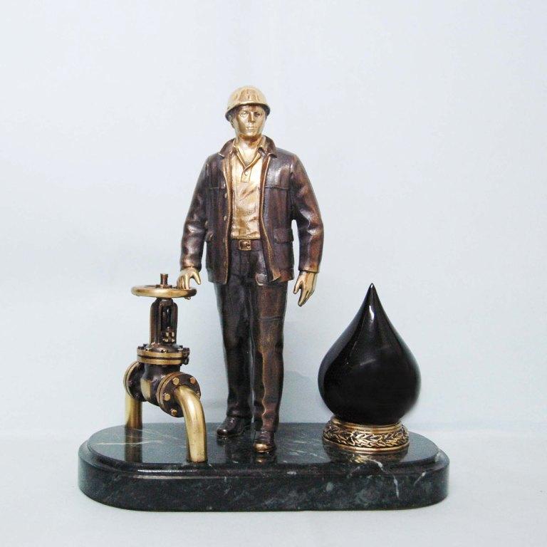 Бронзовый сувенир Работник нефтяной промышленности 