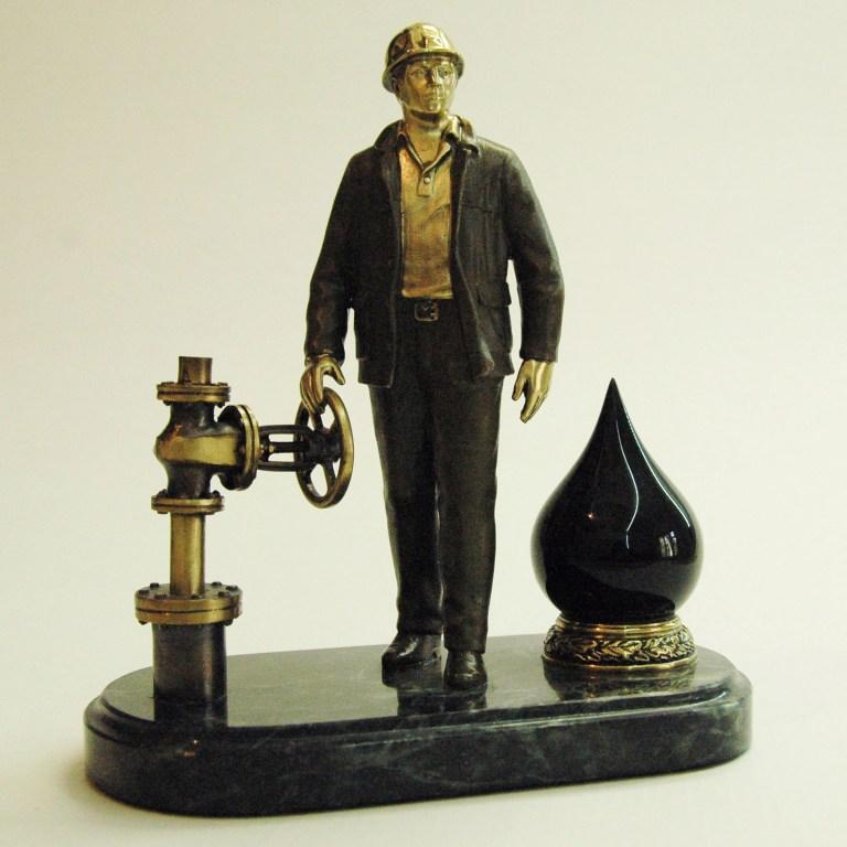 Бронзовый сувенир Работник нефтяной промышленности 4