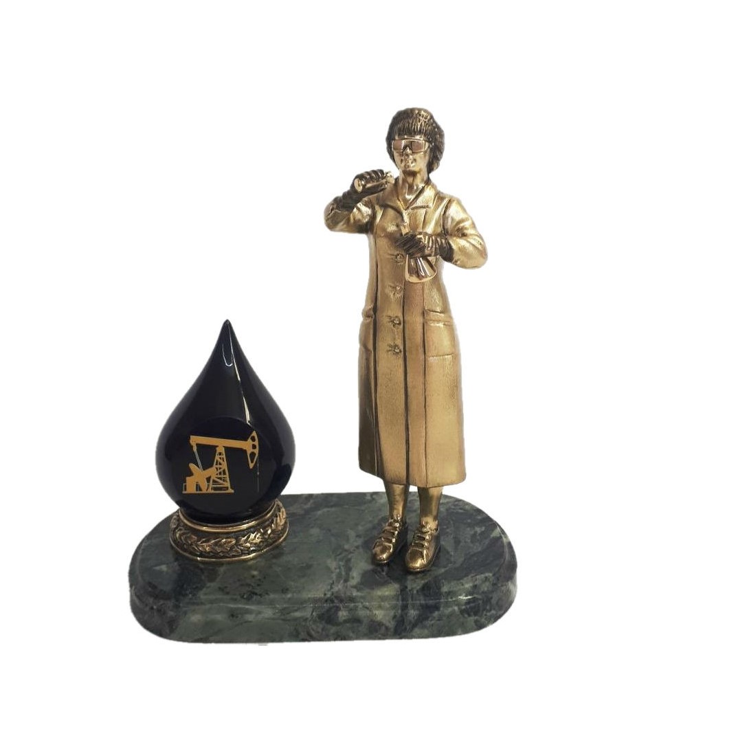 Бронзовая статуэтка Химик нефтяной промышленностиФото 18424-01.jpg