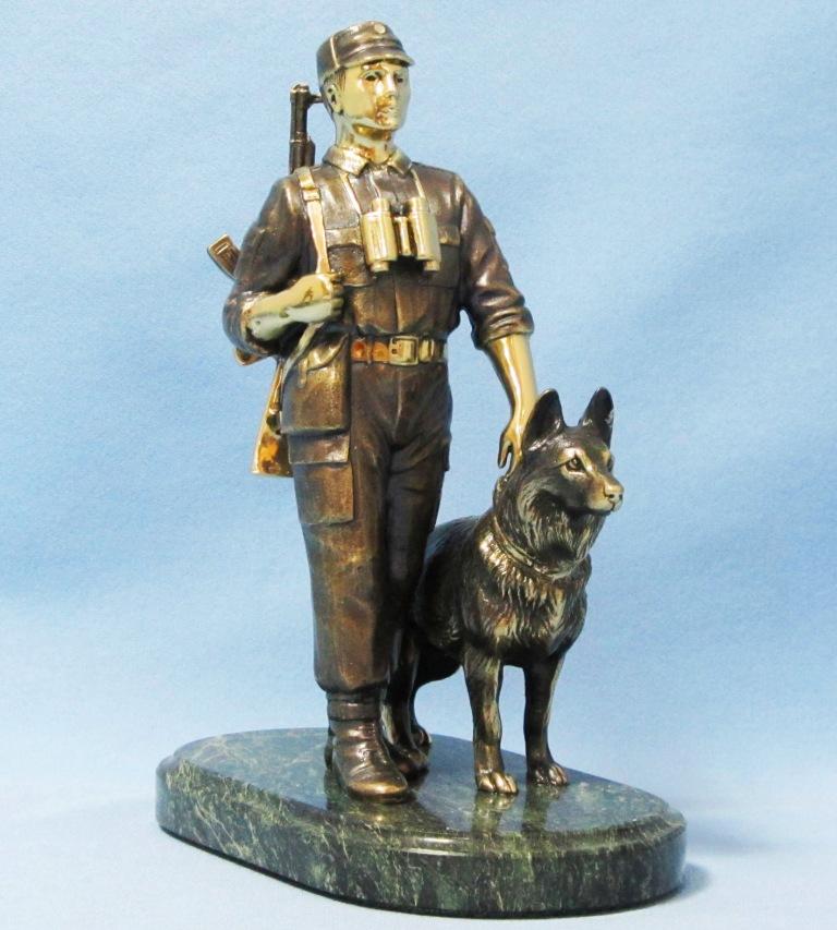 Бронзовая статуэтка Пограничник с собакойФото 18461-02.jpg