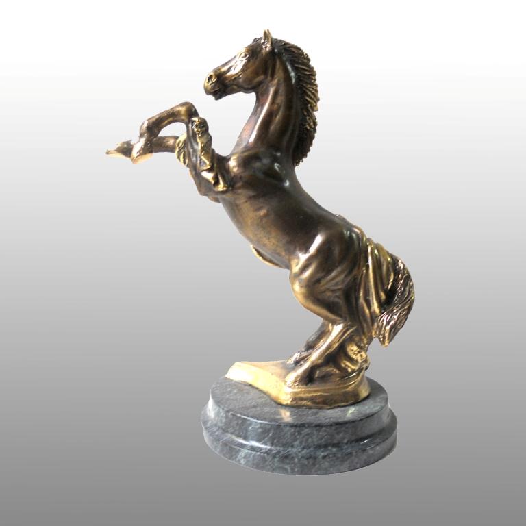 Бронзовая статуэтка Конь с парчей