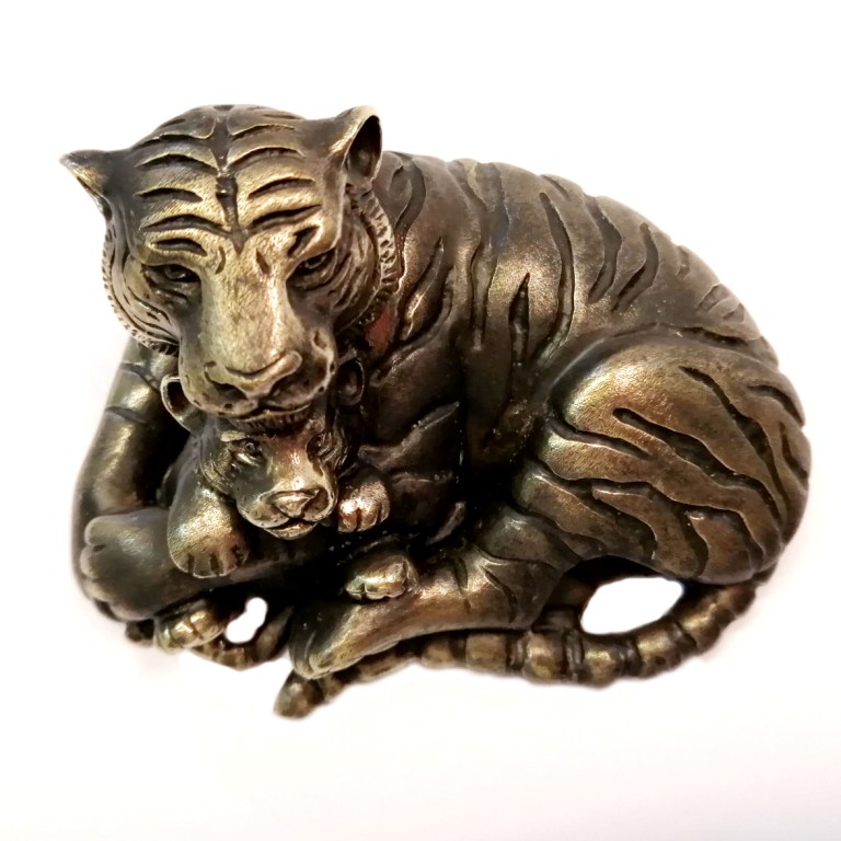 Бронзовая статуэтка Тигрица с тигренкомФото 23678-04.jpg