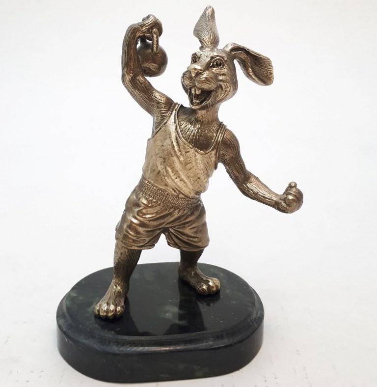Бронзовая статуэтка Кролик спортсмен