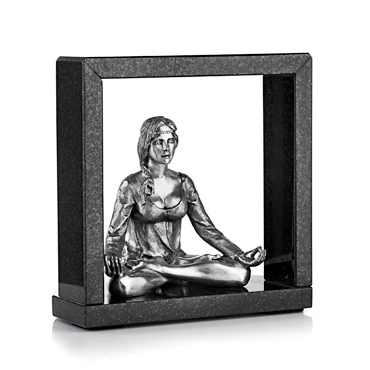 Серебряная скульптура Медитирующая девушка