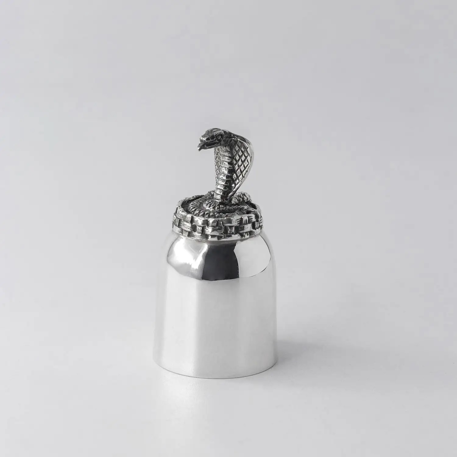 Серебряная рюмка Змея с чернением в футляреФото 27503-02.jpg