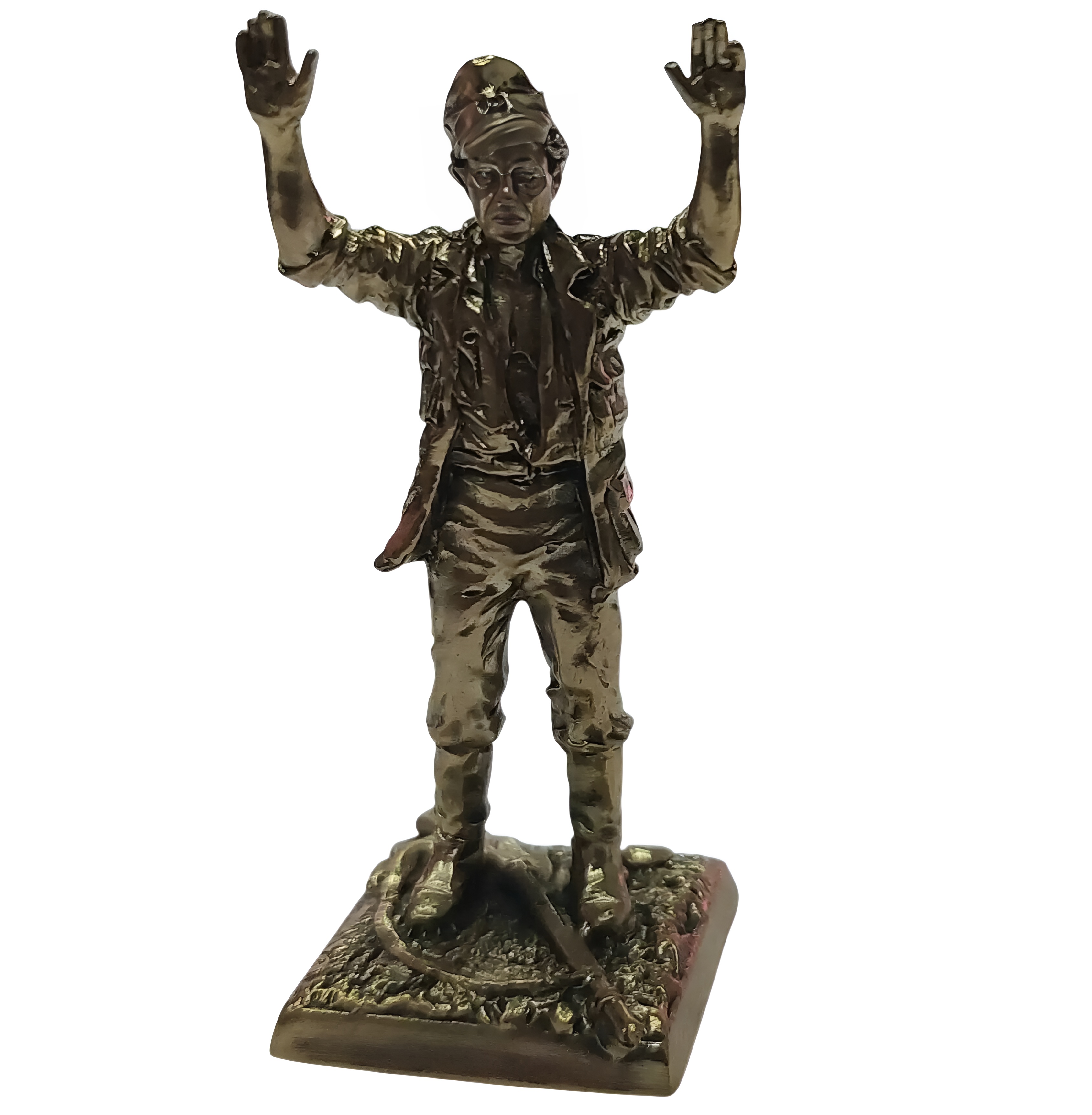 Бронзовая статуэтка Солдат, сдающийся в плен  (Вермахт 1944 года)