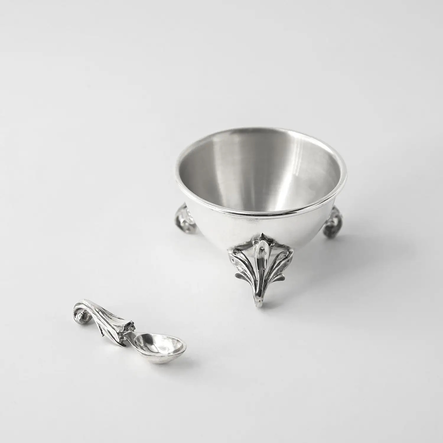 Серебряная солонка Вьюнок с ложкойФото 487-01.jpg