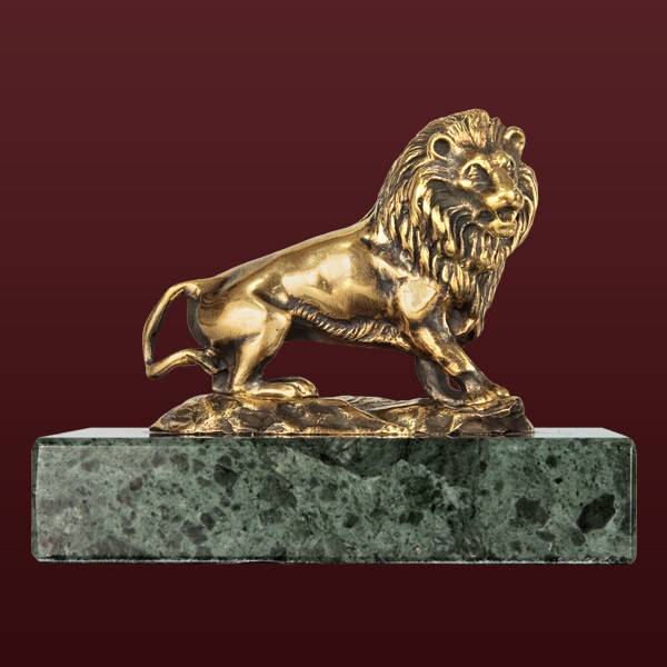 Бронзовая скульптура Лев на земле на камне