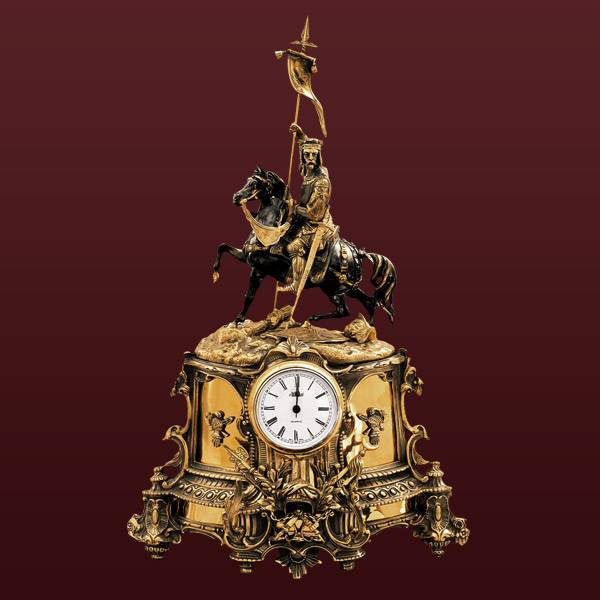 Бронзовые каминные часы Рыцарь-знаменосец
