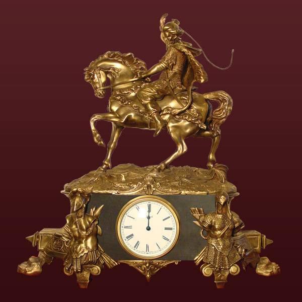 Бронзовые каминные  часы Сарацин на коне