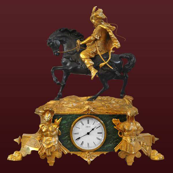 Бронзовые каминные  часы Сарацин на коне