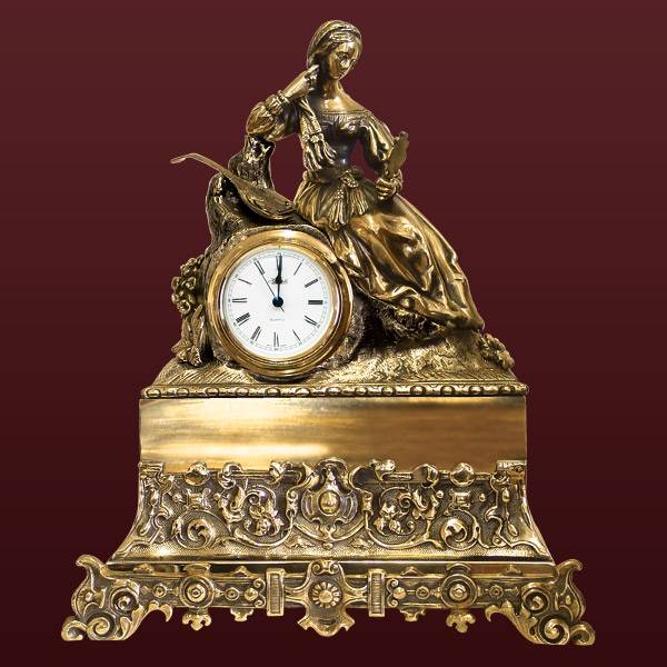 Бронзовые каминные часы Женщина с мандолиной